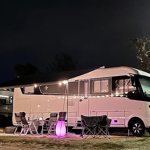 Soooo gemütlich 💜 ▫️ #camping #camperlife #vanlife #wohnmobil #unterwegszuhause #urlaubmithund #niesmannbischoff #hymer...